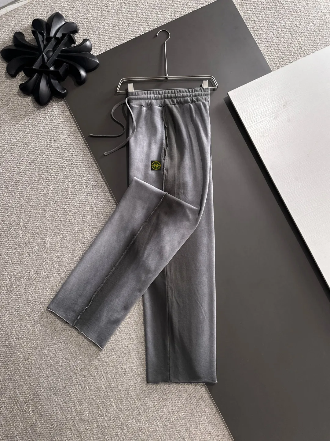 Next day shipment P360 Stone lsland/Stone Island Exclusively launches 25ss autumn and winter new high-quality trousers. Compare real-life details at will. Craftsmanship that ordinary small workshops cannot copy. Top-level ZP development. Unique imported fabric feel. Purely imported German machine production. Precision operation. Ten thousand needle density. A pair of trousers with rich details. You can see the development strength. A full set of new accessories are customized simultaneously. Simple yet elegant. Soft, delicate and comfortable. The upper body is versatile and fashionable. A perfect choice for autumn and winter. A must-have item. Loose fit. Please refer to the size chart when placing an order: S to XL (or state your height and weight when placing an order)